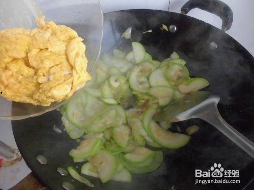 日本人吃炒角瓜视频播放,传统美食新演绎