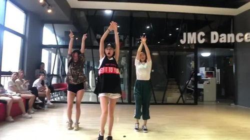 吃瓜人跳舞的视频,欢乐瞬间引爆网络