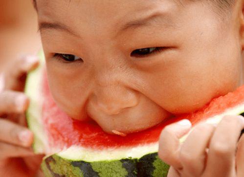 小孩的吃瓜表情视频下载,孩子吃瓜表情视频萌动全网